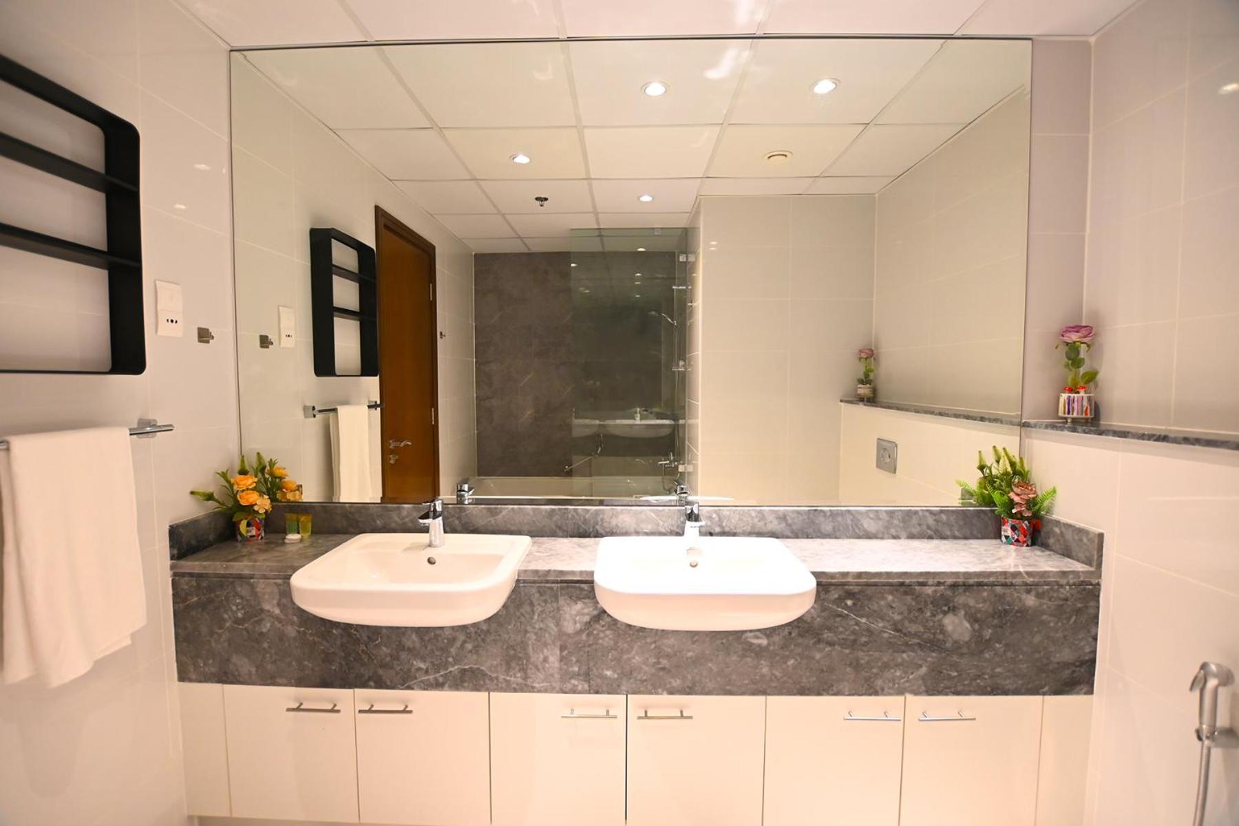 Brown Stone - Canal View Five Star Apartment Dubai